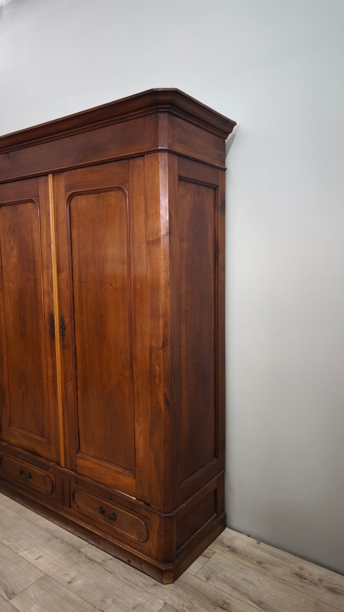 89988 Armadio due ante in legno massello
