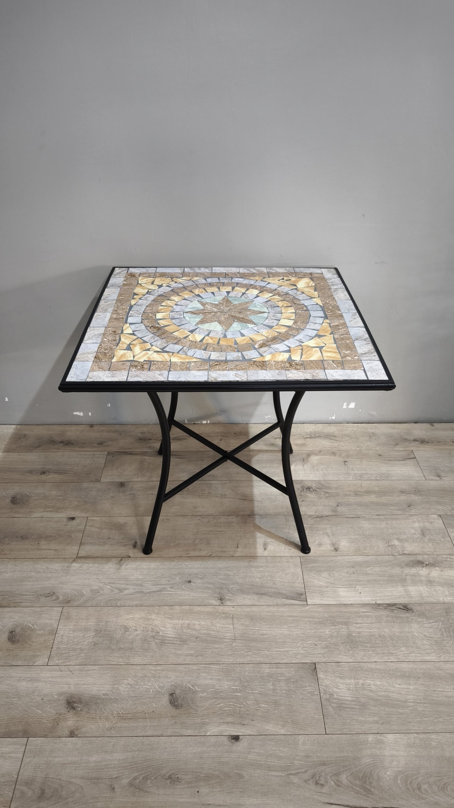 90098 Tavolino con base in ferro e piano in mosaico