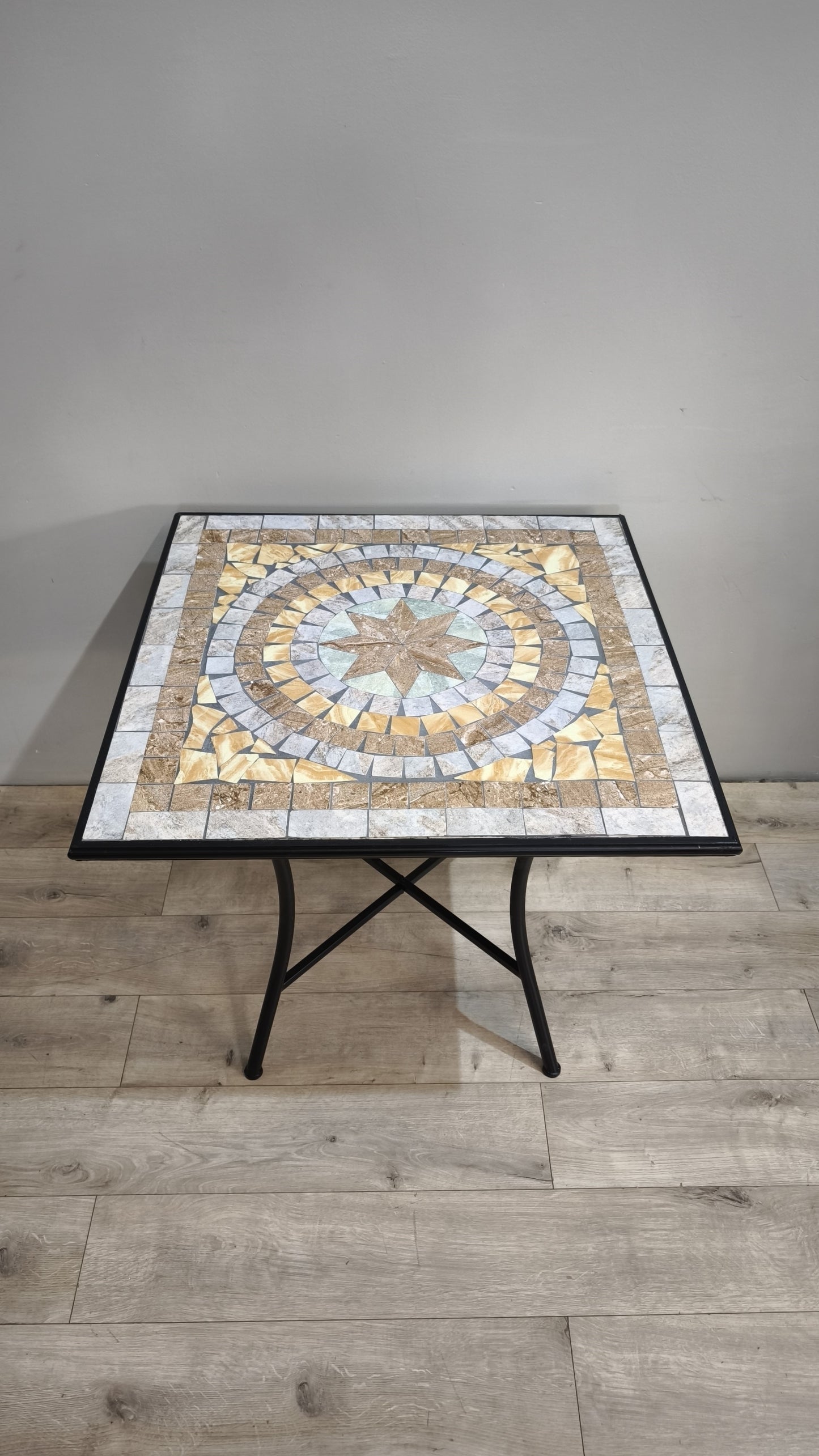 90098 Tavolino con base in ferro e piano in mosaico