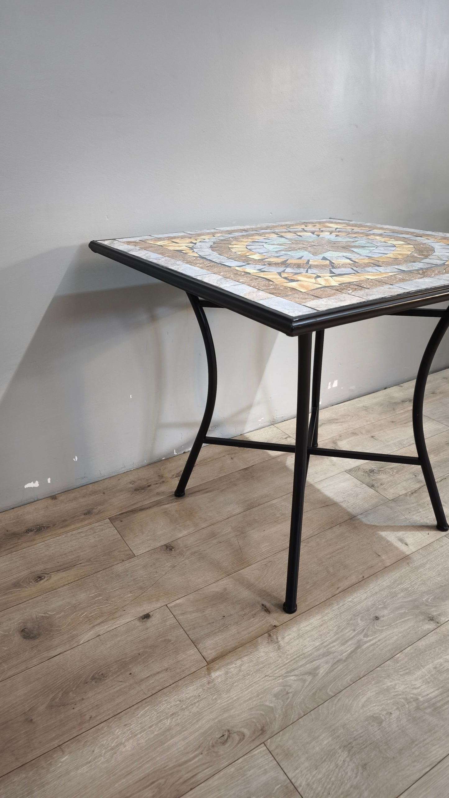 90098 Tavolino con base in ferro e piano in mosaico