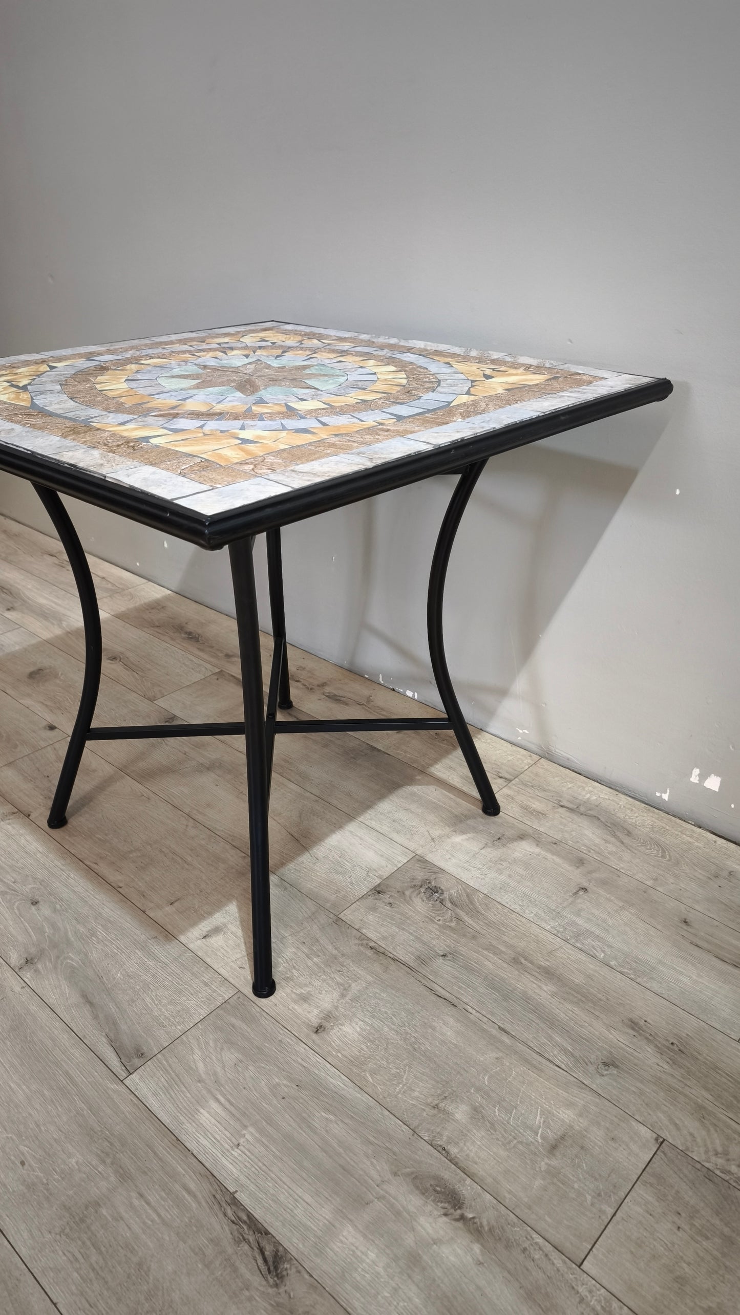 90098 Tavolino con base in ferro e piano in mosaico