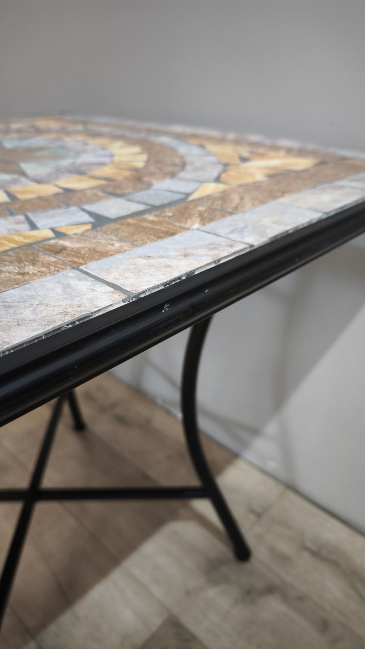 90098 Tavolino con base in ferro e piano in mosaico