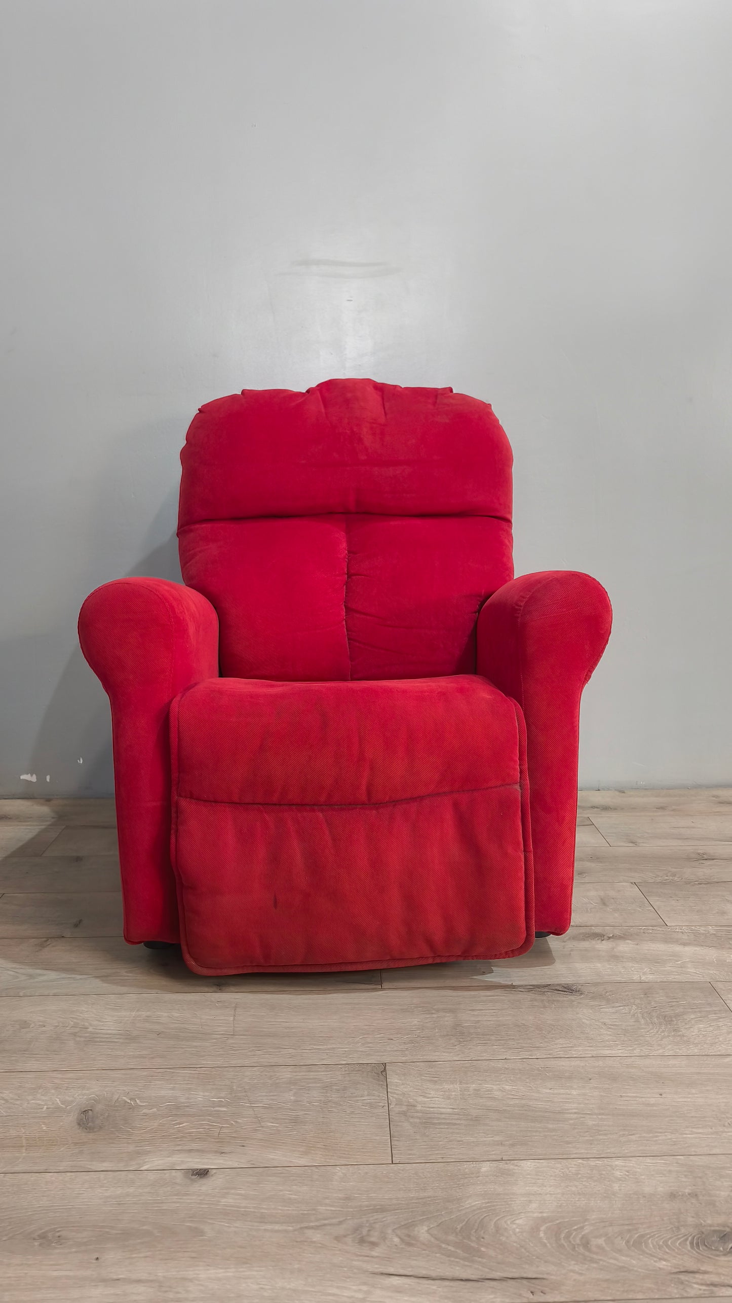 90184 Poltrona elettrica in tessuto rosso