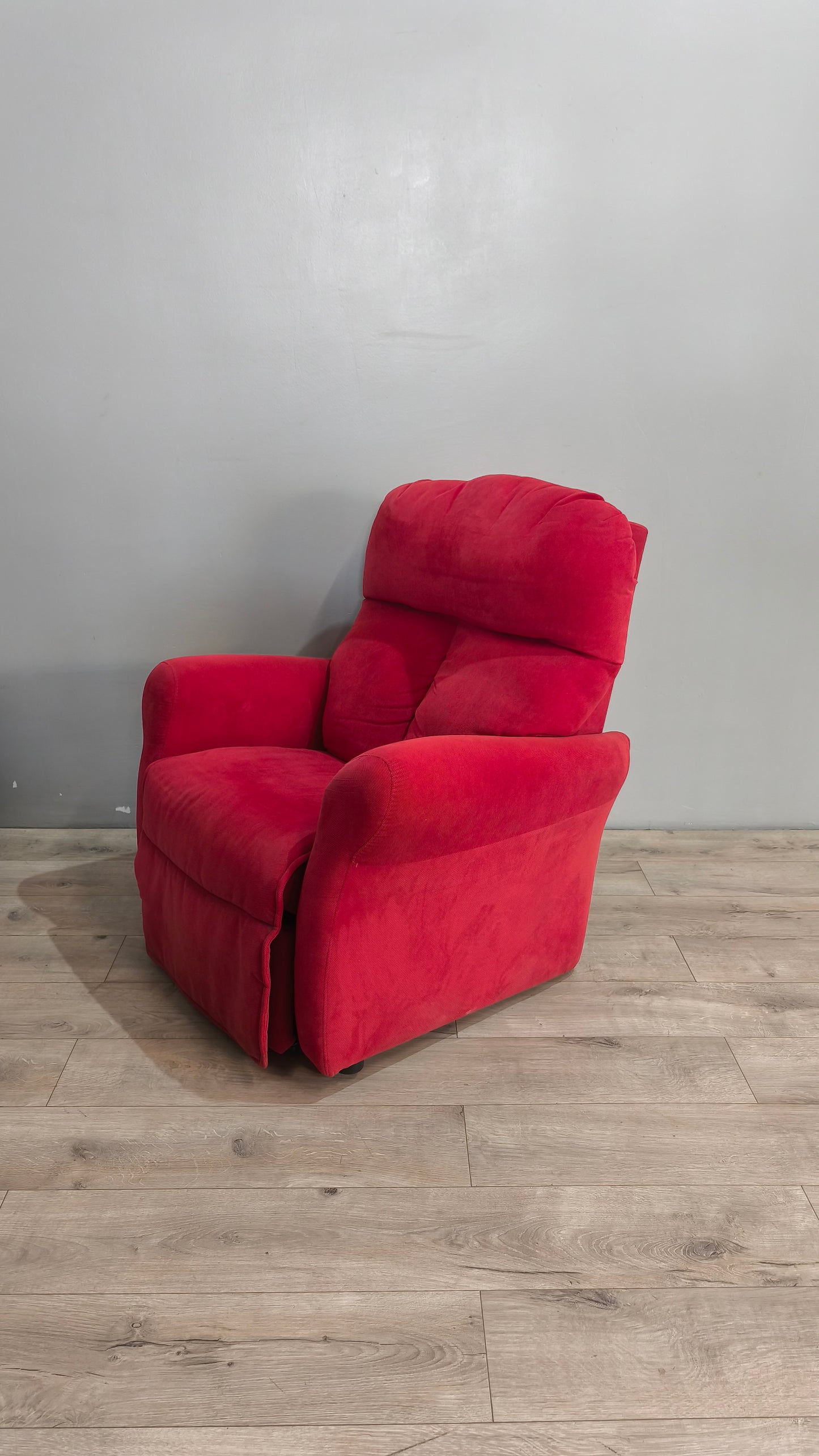 90184 Poltrona elettrica in tessuto rosso
