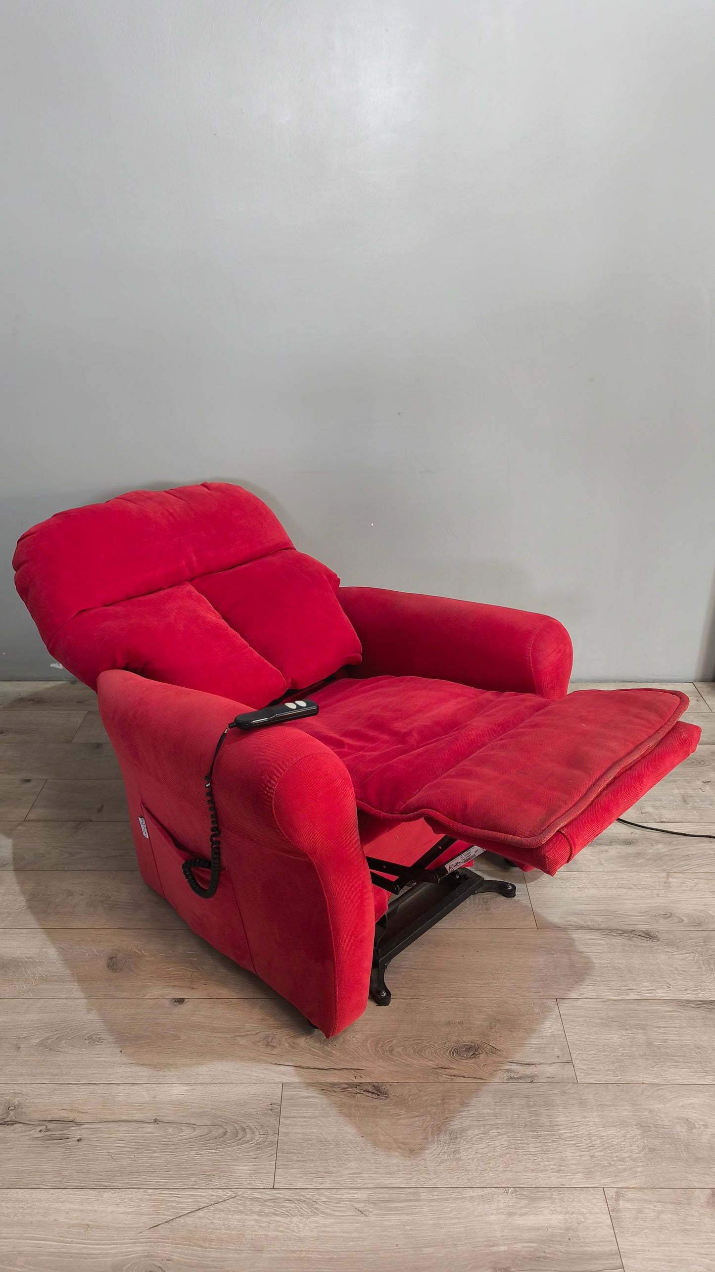 90184 Poltrona elettrica in tessuto rosso