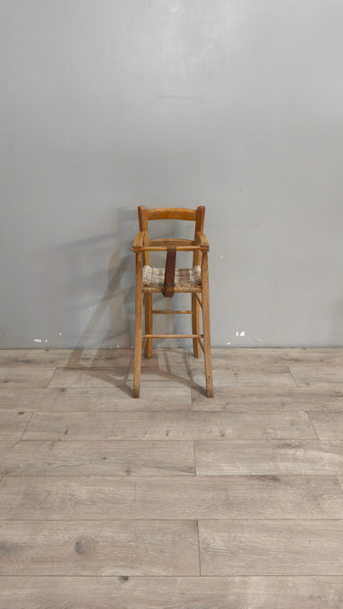 90165 Seggiolone vintage in legno con seduta in paglia