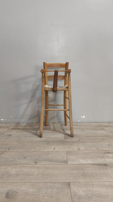 90165 Seggiolone vintage in legno con seduta in paglia