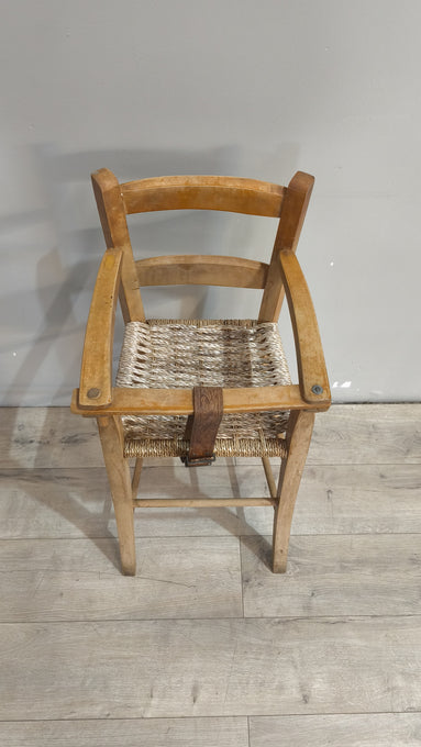 90165 Seggiolone vintage in legno con seduta in paglia