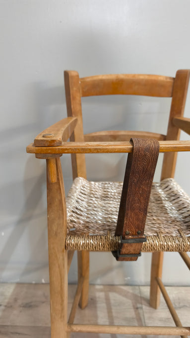 90165 Seggiolone vintage in legno con seduta in paglia