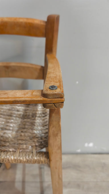 90165 Seggiolone vintage in legno con seduta in paglia