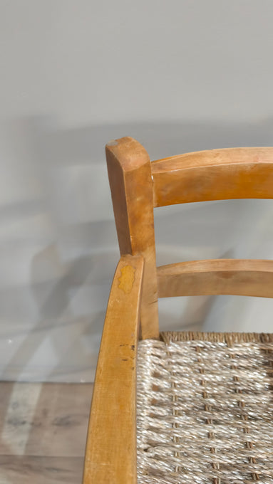 90165 Seggiolone vintage in legno con seduta in paglia