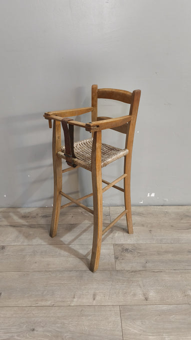 90165 Seggiolone vintage in legno con seduta in paglia