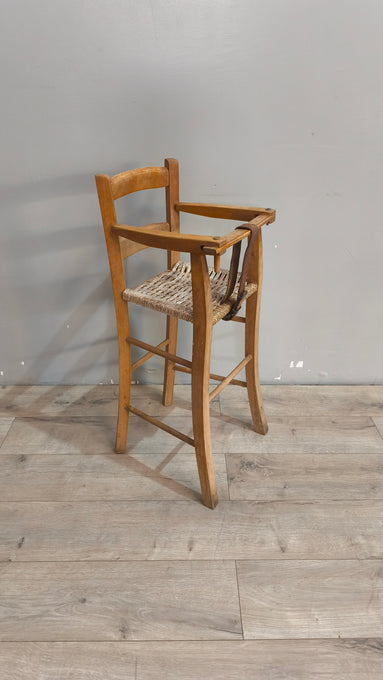 90165 Seggiolone vintage in legno con seduta in paglia