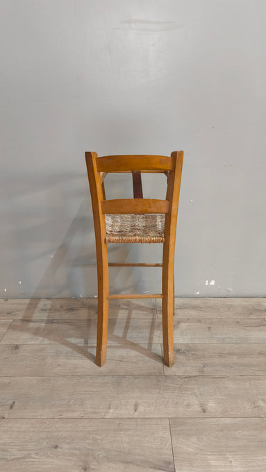 90165 Seggiolone vintage in legno con seduta in paglia