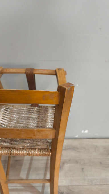 90165 Seggiolone vintage in legno con seduta in paglia