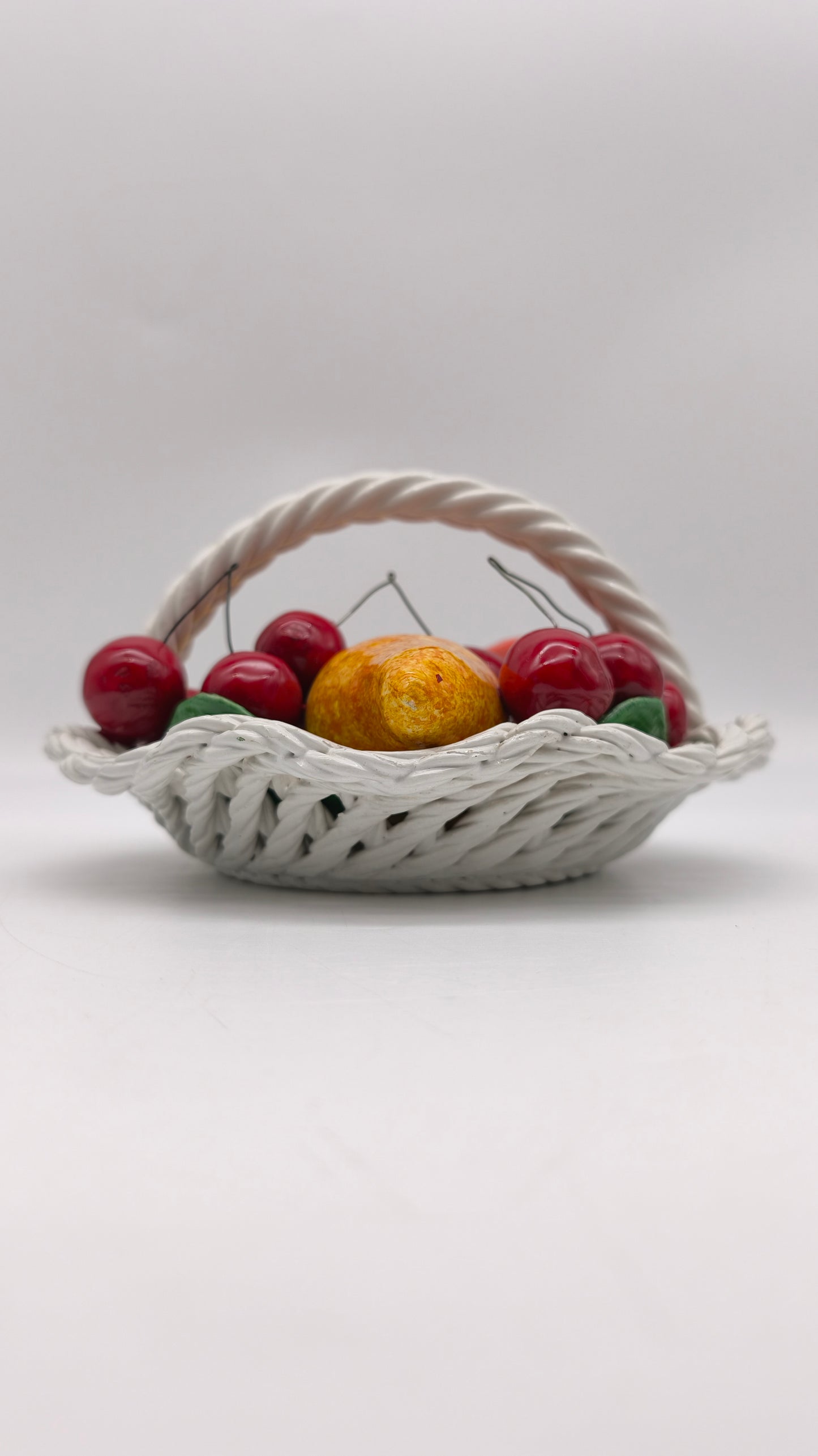 90106 Cestino con frutta in ceramica
