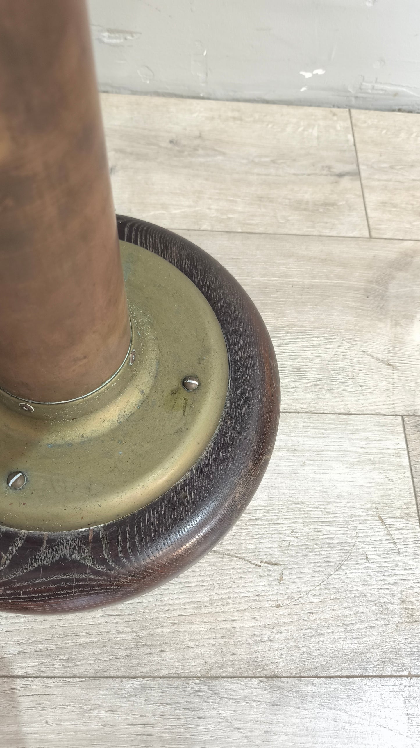 24 Sedia navale girevole in mogano con base in ottone, anni '20