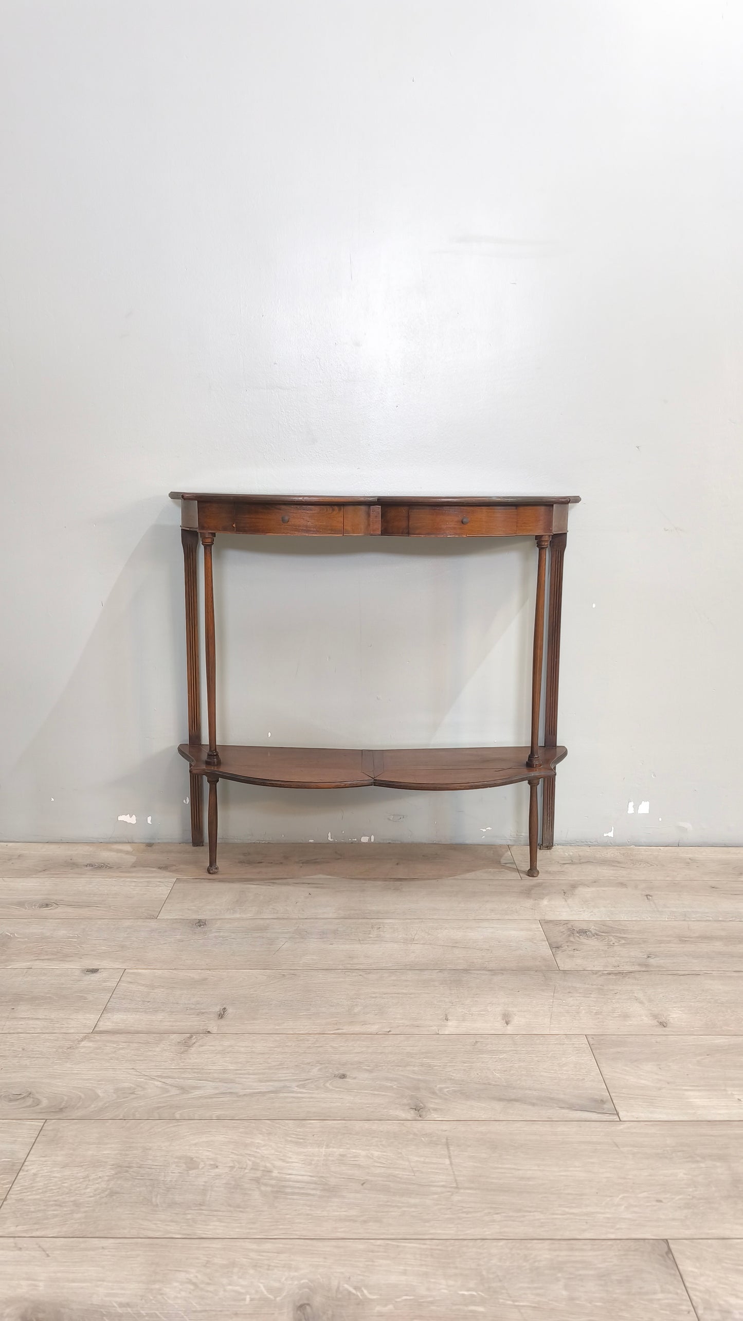 25 Console in legno con due cassetti