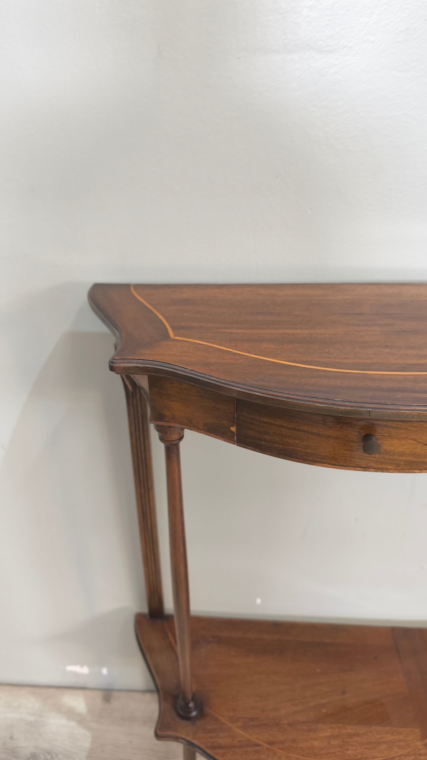 25 Console in legno con due cassetti