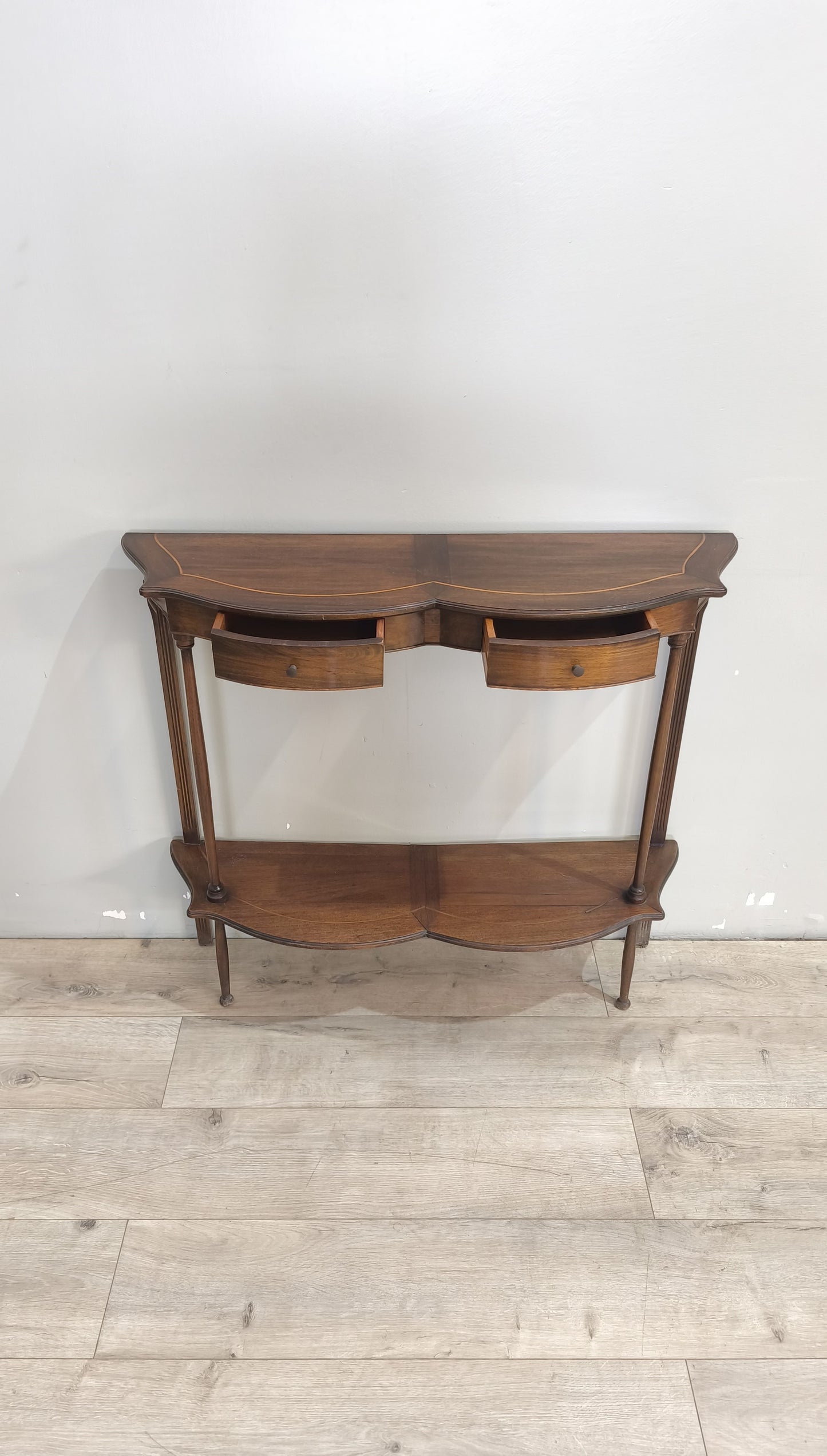 25 Console in legno con due cassetti