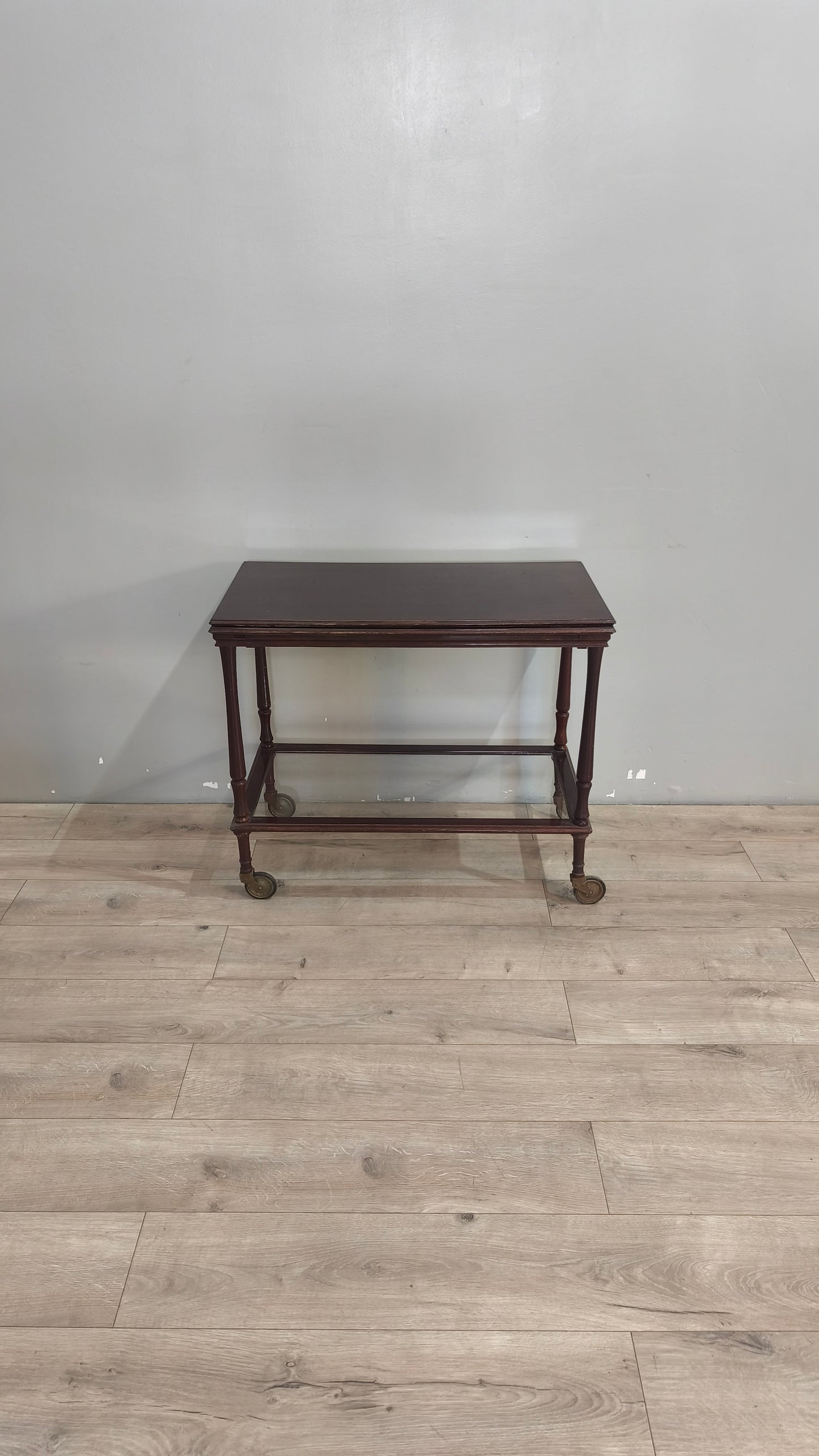 28 Tavolo con ruote e ali laterali
