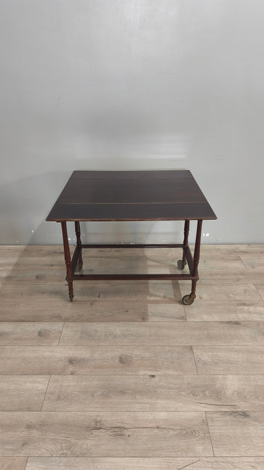 28 Tavolo con ruote e ali laterali