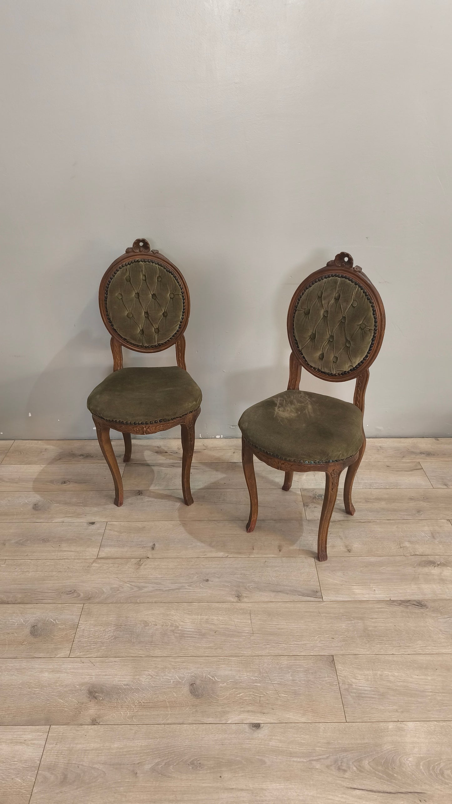 26 Sedia in legno e velluto verde