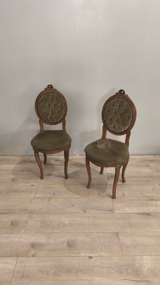 26 Sedia in legno e velluto verde