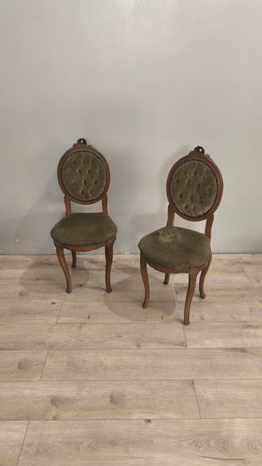 26 Sedia in legno e velluto verde