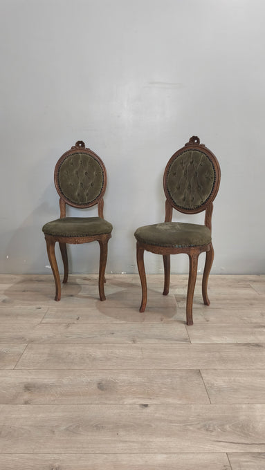 26 Sedia in legno e velluto verde