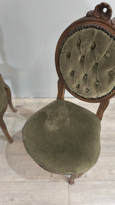 26 Sedia in legno e velluto verde