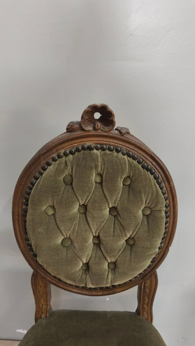 26 Sedia in legno e velluto verde