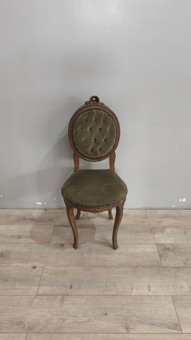 26 Sedia in legno e velluto verde