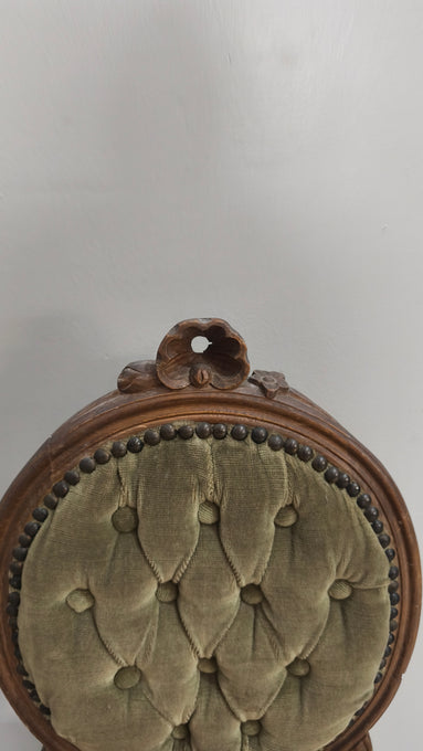 26 Sedia in legno e velluto verde