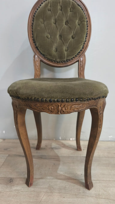 26 Sedia in legno e velluto verde
