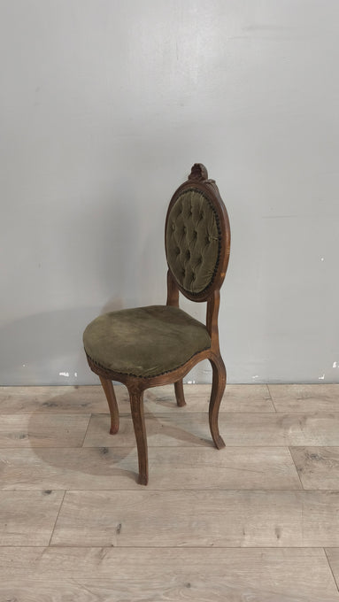26 Sedia in legno e velluto verde