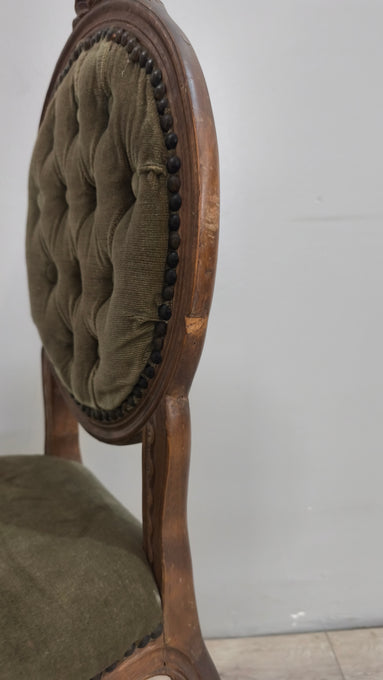 26 Sedia in legno e velluto verde