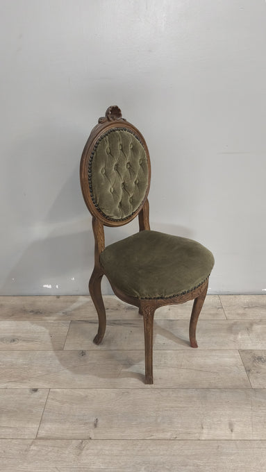 26 Sedia in legno e velluto verde