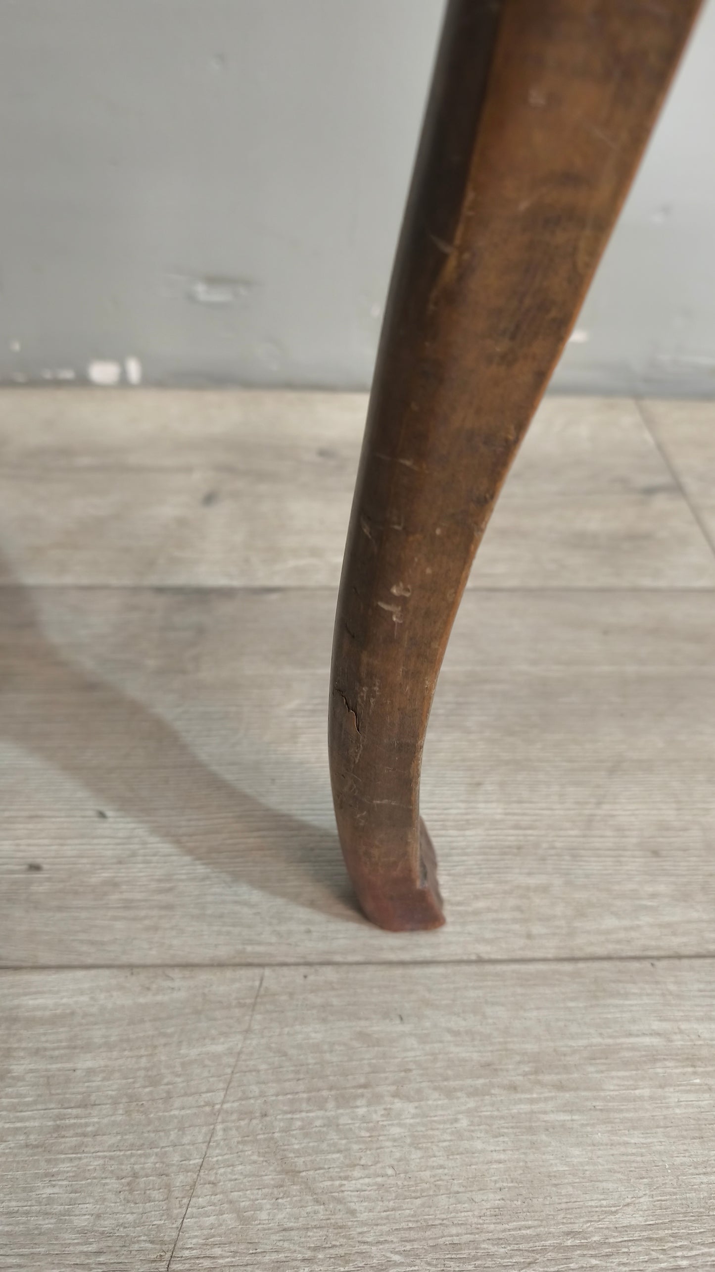 26 Sedia in legno e velluto verde