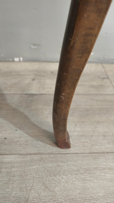 26 Sedia in legno e velluto verde