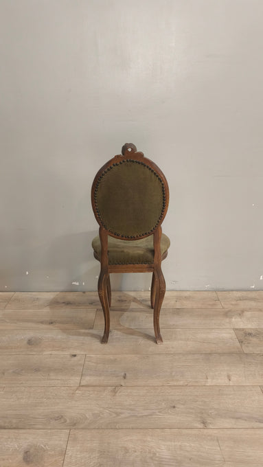 26 Sedia in legno e velluto verde