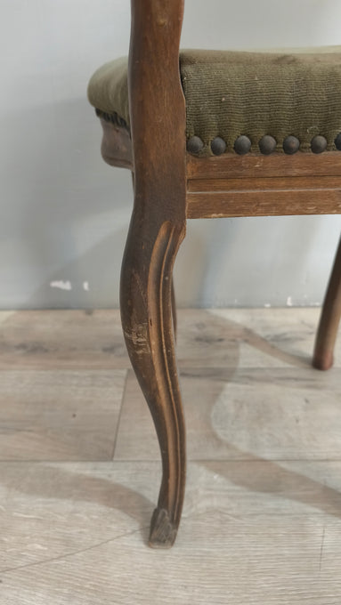 26 Sedia in legno e velluto verde