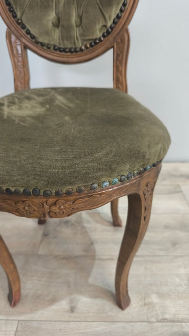 26 Sedia in legno e velluto verde