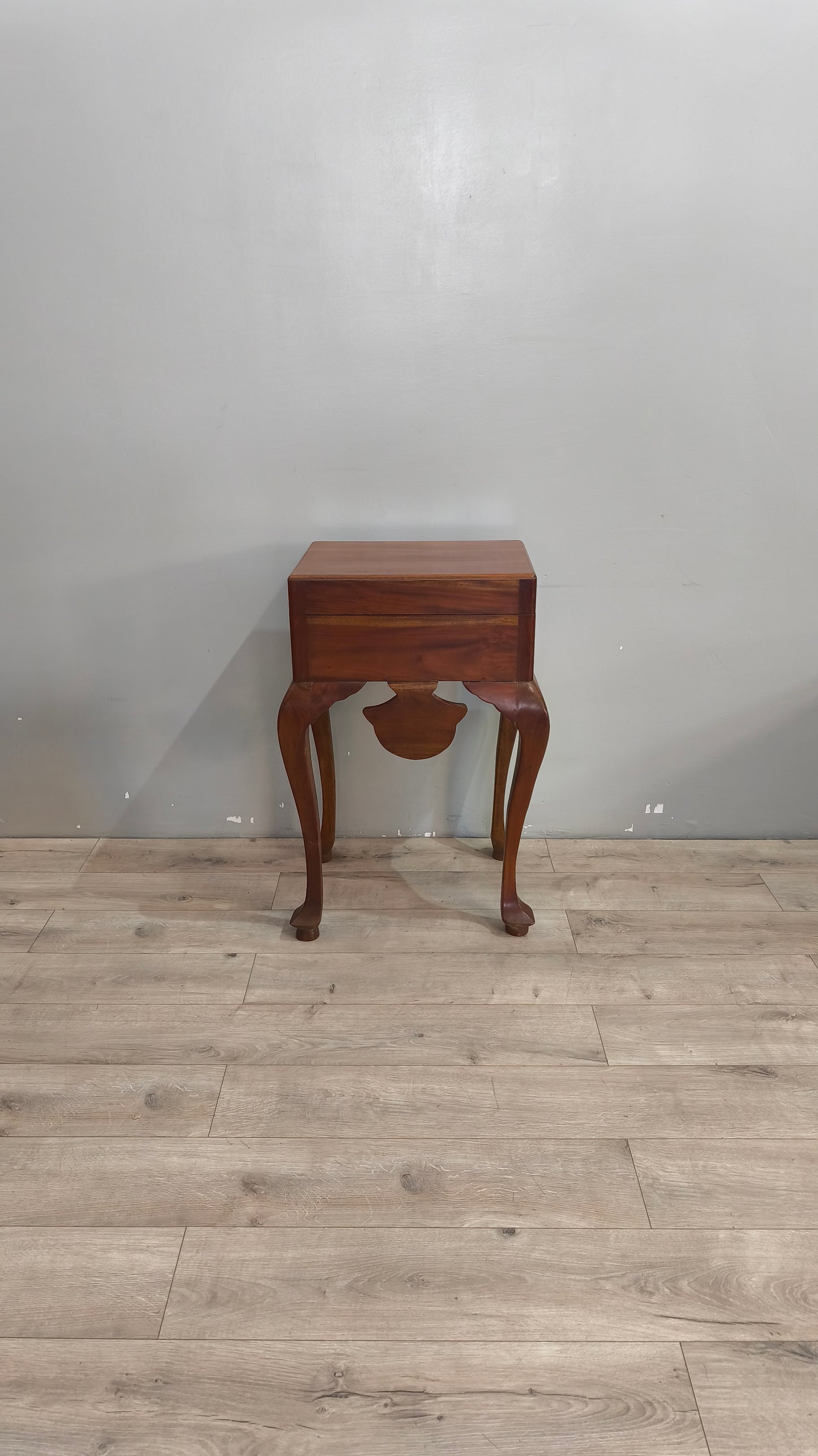 30 Mobile contenitore in legno con gambe a sciabola