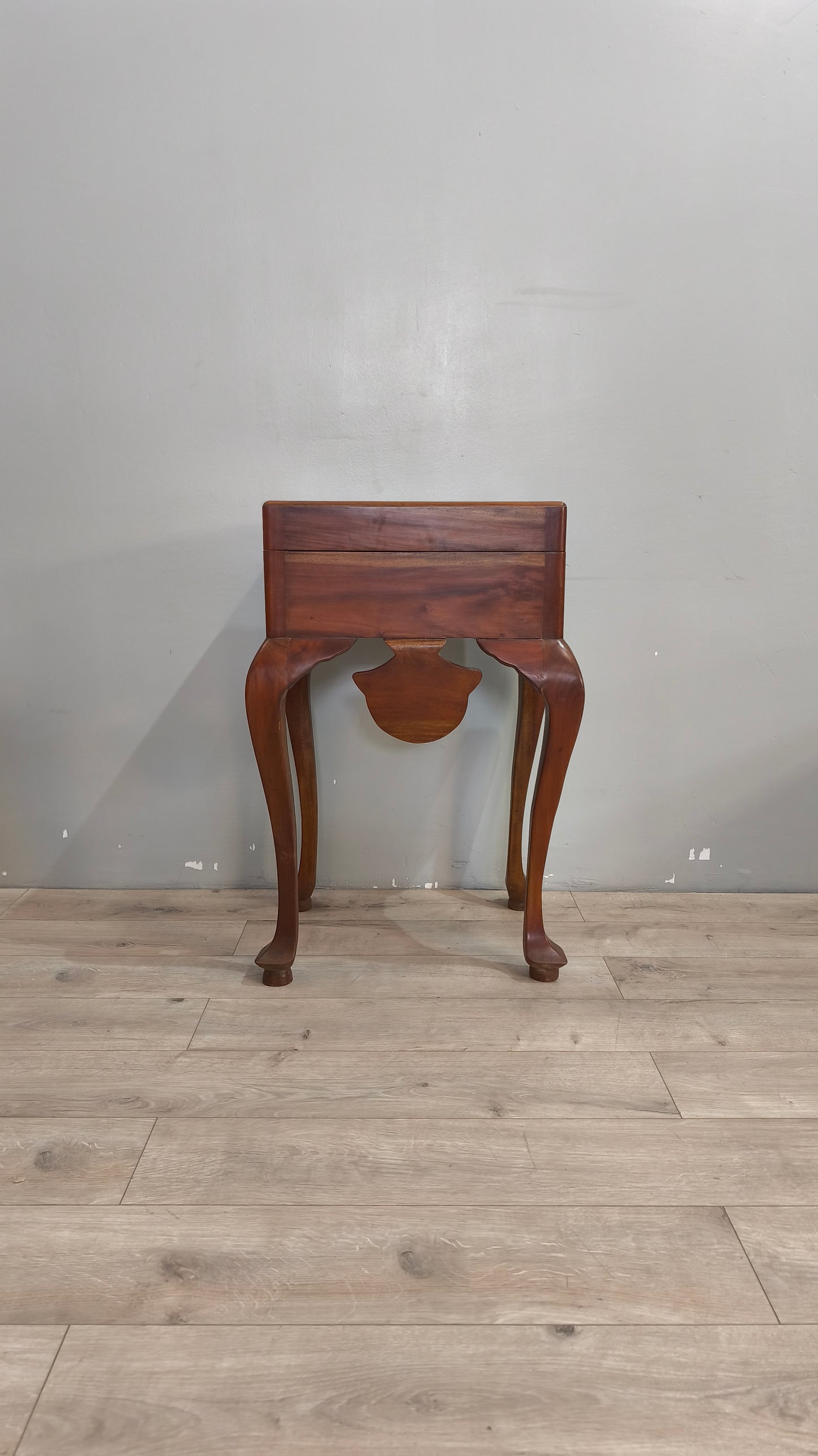 30 Mobile contenitore in legno con gambe a sciabola