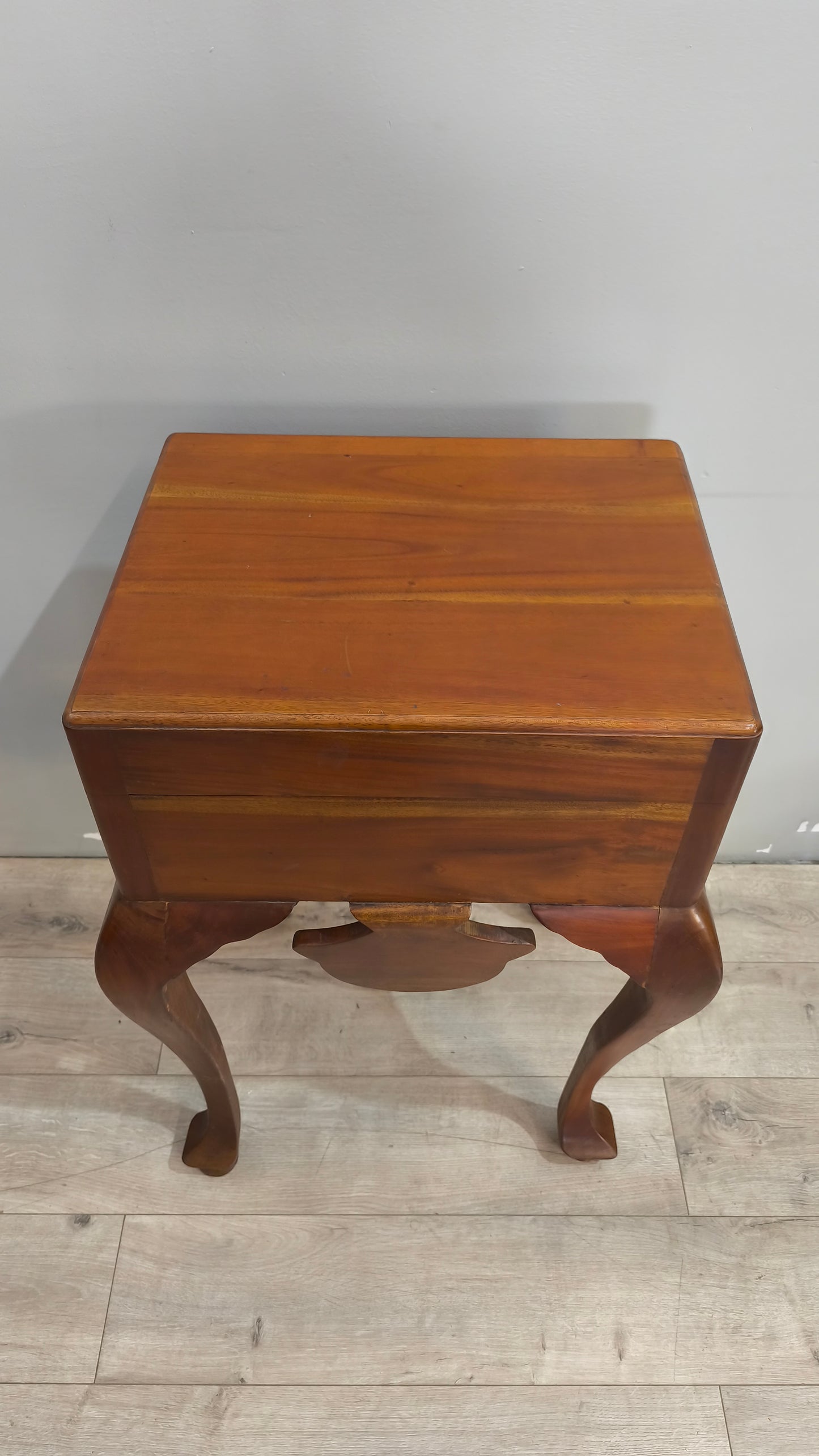 30 Mobile contenitore in legno con gambe a sciabola