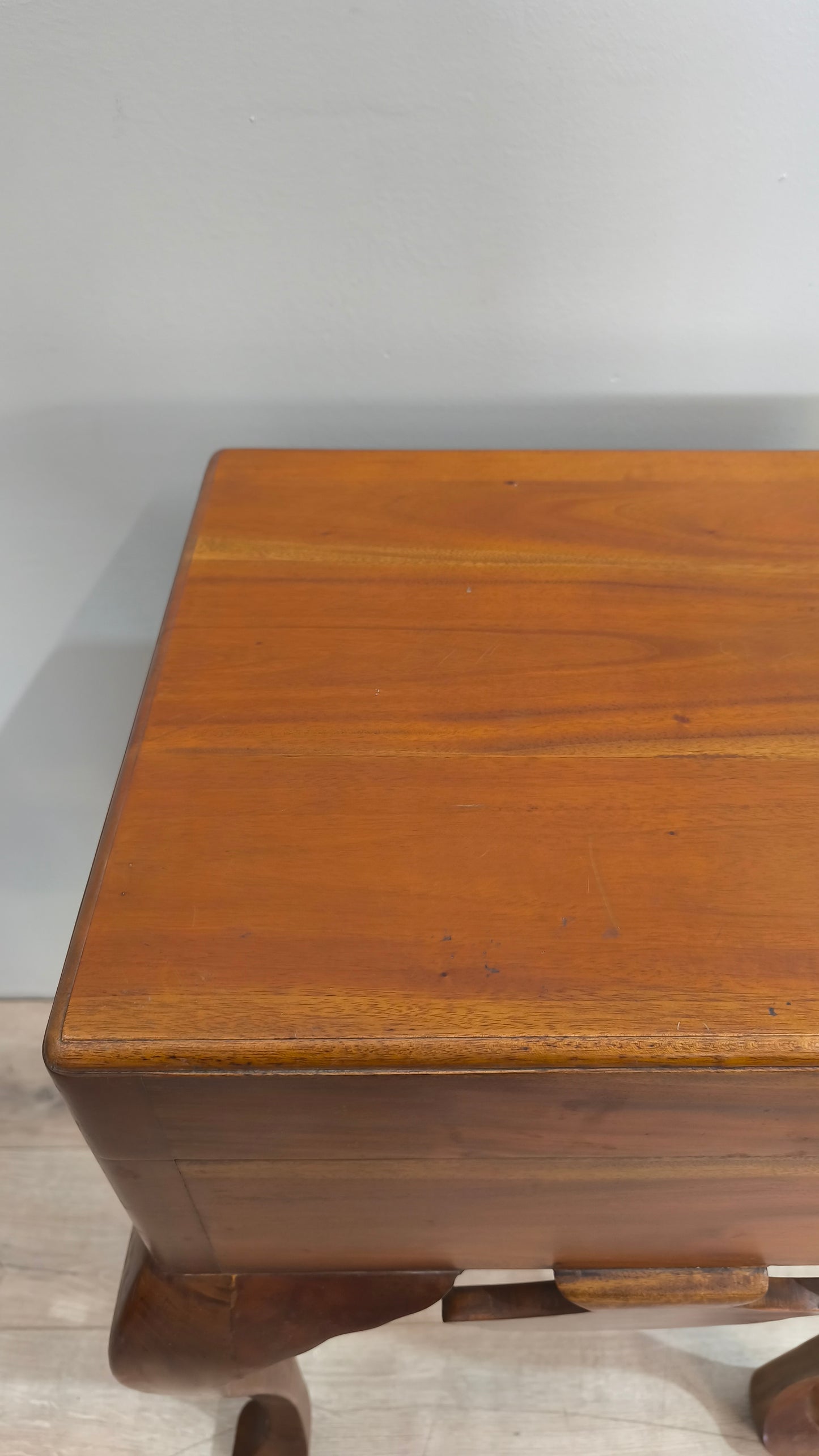 30 Mobile contenitore in legno con gambe a sciabola