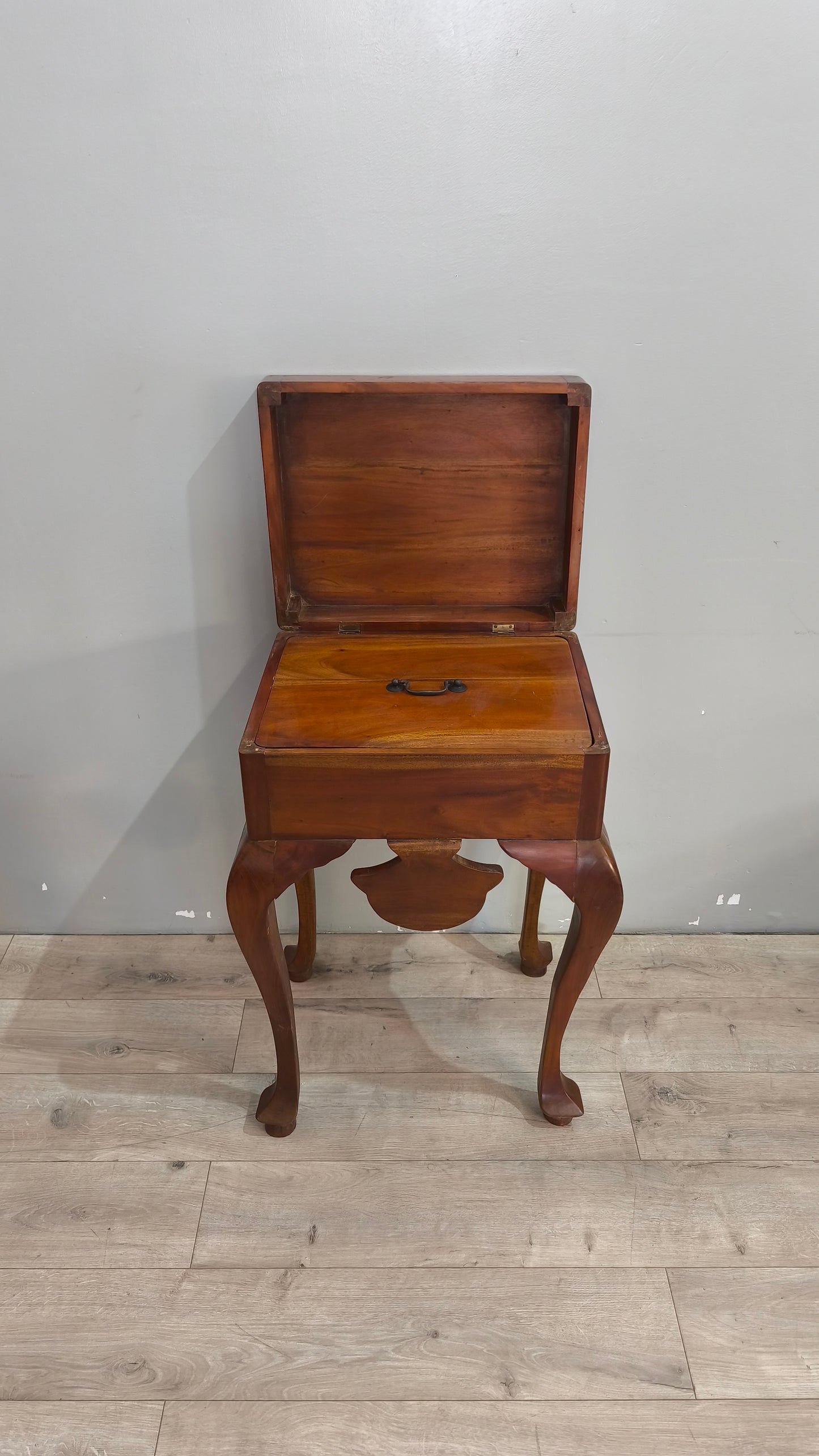 30 Mobile contenitore in legno con gambe a sciabola