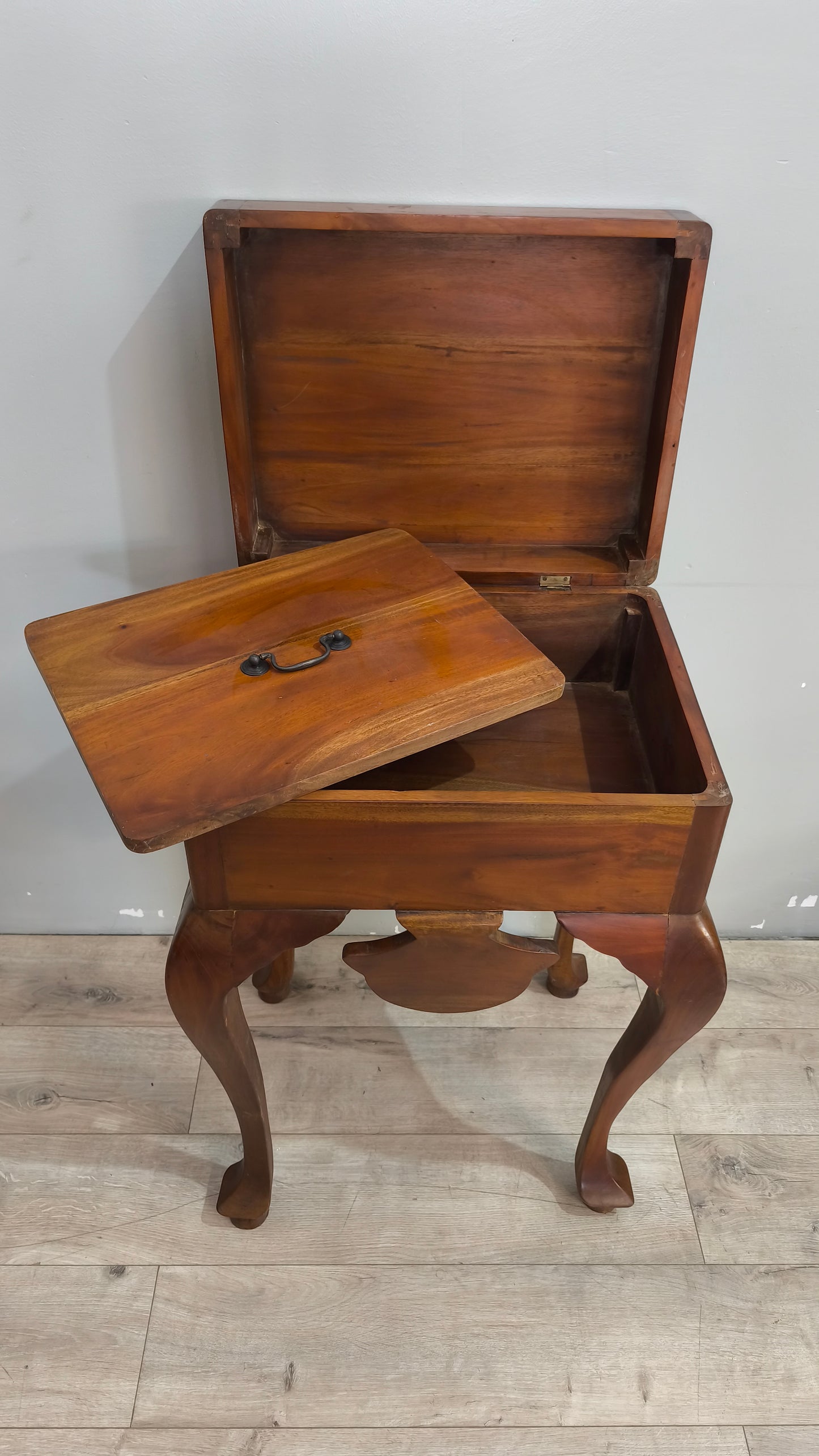 30 Mobile contenitore in legno con gambe a sciabola