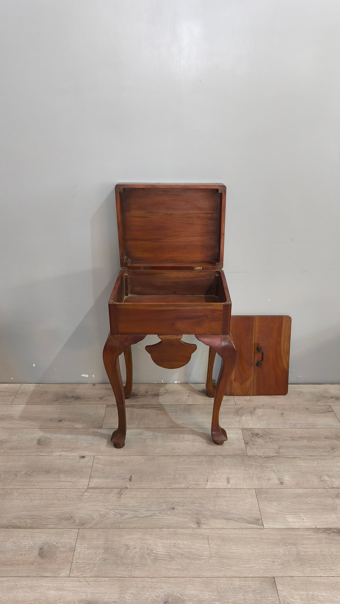30 Mobile contenitore in legno con gambe a sciabola